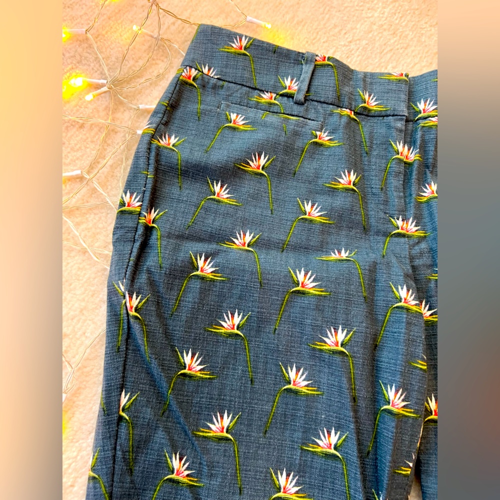 Ann Taylor Blue Cotton Floral Birds of Paradise Devin Fit
Cropped Pants Capris - Picture 2 of 5